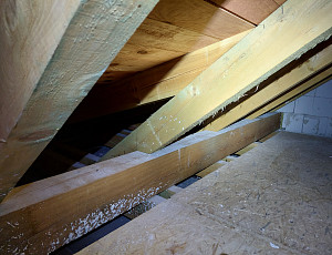 Zateplení stropu novostavby rodinného domu pomocí foukané izolace